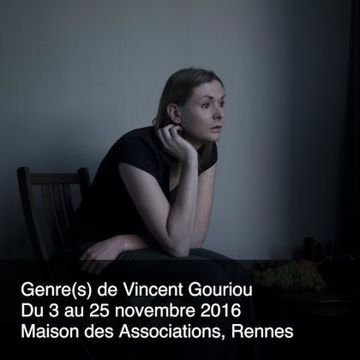 Photographie de Genre(s) de Vincent Gouriou avec le lieu et les dates de l'exposition, montrant une personne assise sur une chaise et regardant devant elle, pensive