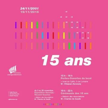 3 rangées de 15 bougies aux couleurs arc-en-ciel et 15 fois le chiffre 15 formant un toit, rappelant ainsi l'ancien logo en forme de maison du CGLBT